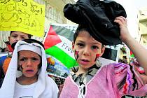 Palestinské děti na shromáždění připomínajícím nucený odchod 700 000 Palestinců z jejich domovů před 60 lety.