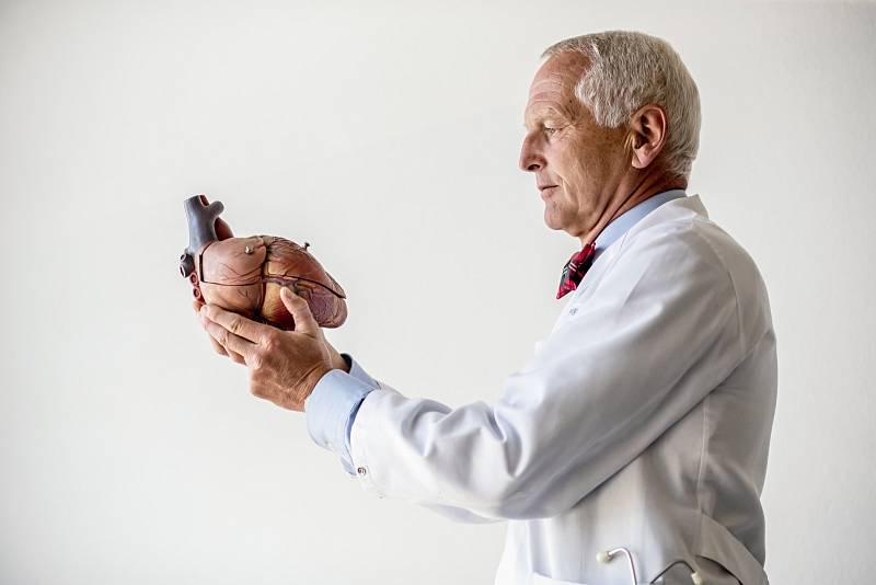 Jan Pirk patří v oboru kardiochirurgie ke světové špičce. Na snímku při přednášce na univerzitě třetího věku v Liberci