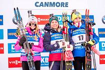 Biatlon: Stupně vítězů v Canmore, zleva Markéta Davidová, vítězná Tiril Eckhoffová a Lisa Vittozziová.