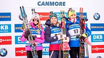 Biatlon: Stupně vítězů v Canmore, zleva Markéta Davidová, vítězná Tiril Eckhoffová a Lisa Vittozziová.