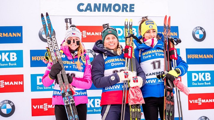 Biatlon: Stupně vítězů v Canmore, zleva Markéta Davidová, vítězná Tiril Eckhoffová a Lisa Vittozziová.