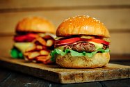 Stravujete-li se výhradně v řetězcích rychlého občerstvení, může váš imunitní systém začít reagovat třeba na hamburgery podobně jako na nákazu, naznačil nový výzkum (foto ilustrační)