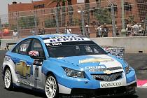 Robert Huff v Chevroletu Cruze si jede pro vítězství v prvním závodě WTCC v Marakeši.