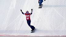 Eva Samková (dole) z ČR se raduje z vítězství v úvodním závodu SP v snowboardcrossu v čínském Čang-ťia-kchou.