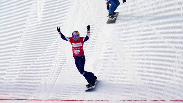 Eva Samková (dole) z ČR se raduje z vítězství v úvodním závodu SP v snowboardcrossu v čínském Čang-ťia-kchou.