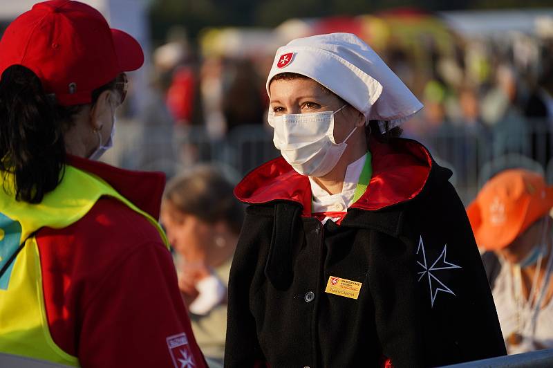 Návštěva papeže Františka na Slovensku. Vrcholem je bohoslužba v Šaštíně blízko hranic, na kterou přijeli i věřící z České republiky.