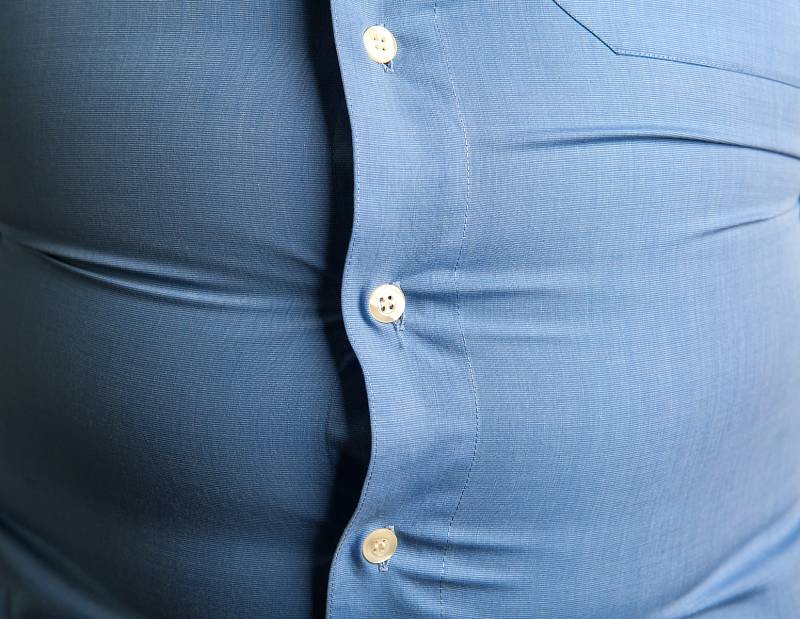 Obezita u mužů snižuje hladiny testosteronu a nízký testosteron zhoršuje obezitu
