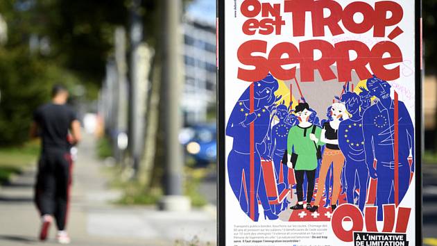 Plakát nacionalistické Švýcarské lidová strany (SVP) na ulici v Lausanne před referendem k návrhu SVP zrušit smlouvu s EU o volném pohybu osob.