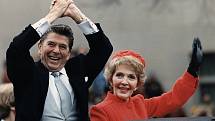 Ronald Reagan a Nancy Reaganová při triumfální inaugurační jízdě v roce 1981