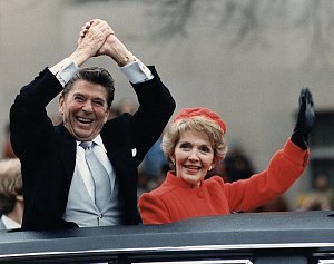 Ronald Reagan a Nancy Reaganová při triumfální inaugurační jízdě v roce 1981