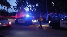 Policie stojí před vchodem do sídla Mar-a-Lago bývalého prezidenta Donalda Trumpa v Palm Beach na Floridě 9. srpna 2022
