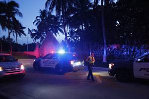 Policie stojí před vchodem do sídla Mar-a-Lago bývalého prezidenta Donalda Trumpa v Palm Beach na Floridě 9. srpna 2022