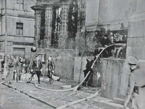 Bitva o kostel v Resslově ulici, 18. června 1942. Obléhatelé se pokusili vyplavit parašutisty v kryptě vodou