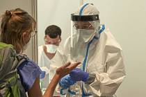 Cestující jsou testováni na koronavirus na letišti ve Frankfurtu