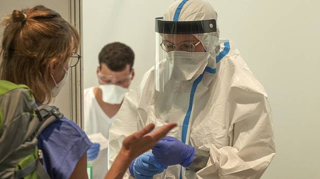 Cestující jsou testováni na koronavirus na letišti ve Frankfurtu
