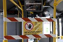 Uzavřené přední dveře autobusu MHD v Praze