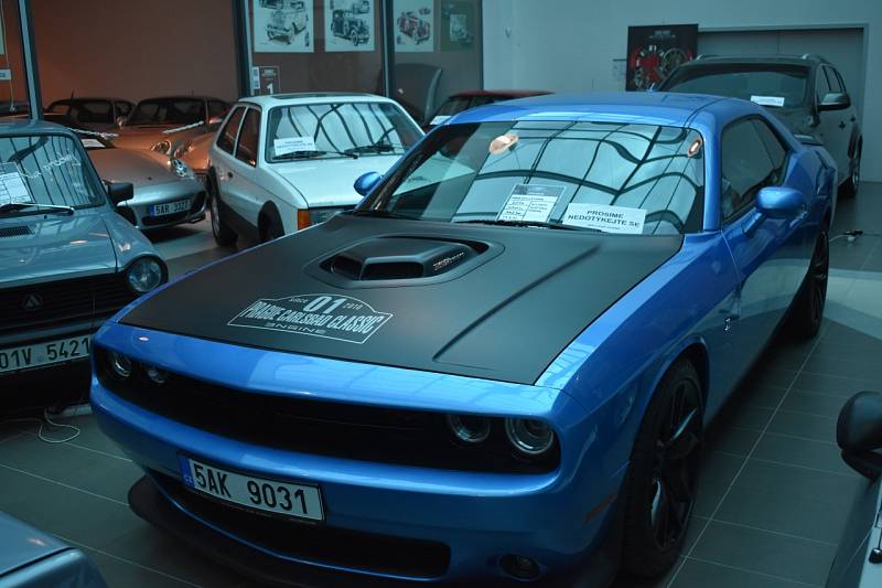 Zánovní Dodge Challenger s motorem 6,4 litru