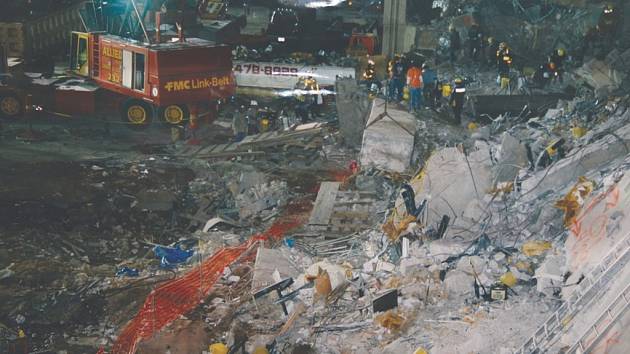 Bombový útok na Světové obchodní centrum z 26. února 1993 zabil šest lidí a zničil několik podzemních podlaží. Na snímku vyšetřovatelé prohledávající trosky
