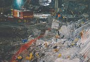 Bombový útok na Světové obchodní centrum z 26. února 1993 zabil šest lidí a zničil několik podzemních podlaží. Na snímku vyšetřovatelé prohledávající trosky