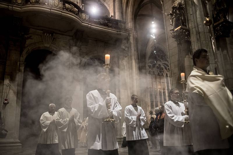 Kardinál Dominik Duka celebroval 24. prosince půlnoční mši v katedrále sv. Víta v Praze.