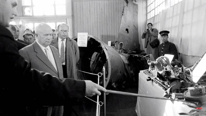 Sovětský vůdce Nikita Chruščov si prohlíží vystavené zbytky sestřeleného letounu U-2