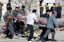 Přinejmenším tři mrtvé a asi 17 zraněných si dnes v Kábulu vyžádal útok sebevražedného atentátníka na vůz, v němž jela známá afghánská poslankyně.