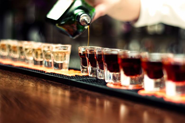 Milion Čechů, tedy zhruba každý sedmý dospělý, se pohybuje za hranou rizikového pití alkoholu. 