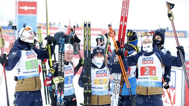 Biatlonové MS v Pokljuce, smíšená norská štafeta se raduje z vítězství, zleva Johannes Thingnes Böe, Marte Olsbu Roeiselandová, Tiril Eckhoffová a Sturla Holm Laegreid