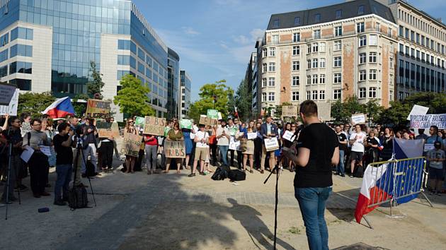 Asi dvě stovky převážně českých občanů protestovaly 19. června 2019 v Bruselu u budovy Evropské komise proti ohrožení vlády práva v ČR a českému premiéru Andreji Babišovi