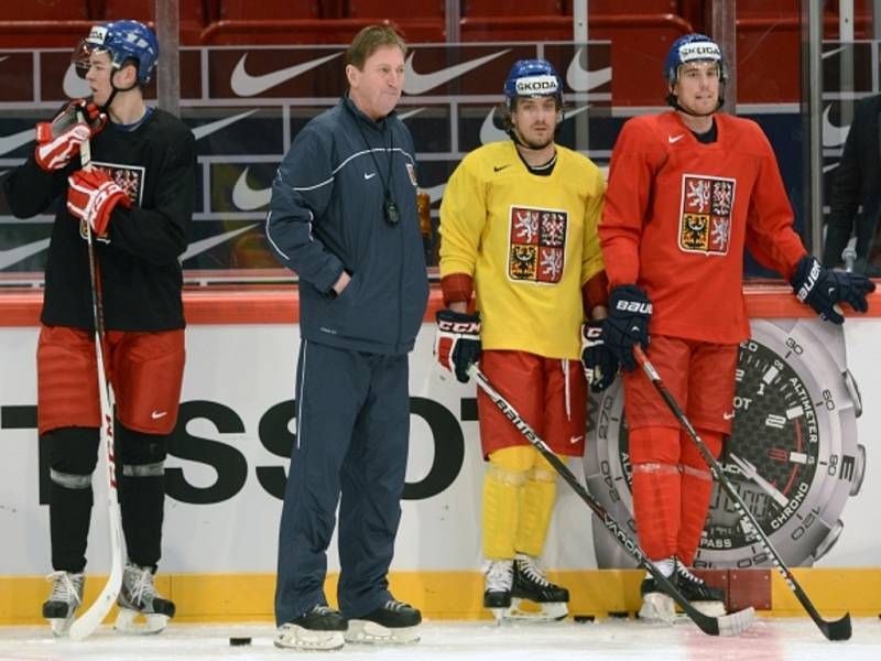 Trenér Alois Hadamczik (druhý zleva) a hráči Tomáš Hertl (vlevo), Petr Koukal (druhý zprava) a Tomáš Fleischmann se chystají na další zápas na MS.