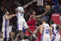 Jimmy Butler (21) zaznamenal v zápase s Philadelphií 53 bodů.