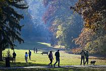 Lidé v pražském parku Stromovka za slunečného podzimního počasí 30. října 2021.