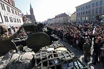 V Polsku vítaly americký konvoj stovky lidí.