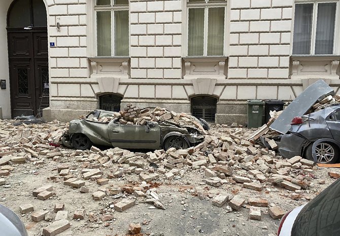 Zničená auta v Záhřebu. Zemětřesení zasáhlo sever Chorvatska