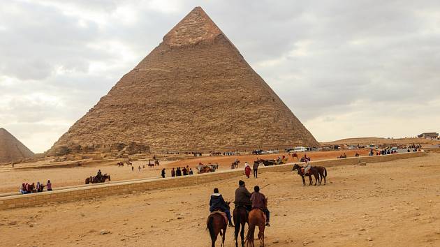 Ráj pyramid. Egypt má krásné pláže i prastarou historii. Tuto idylu však čas od času naruší teroristické útoky