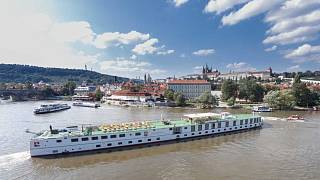 Lodě v Praze už nemůžou přibývat, říká kapitán plovoucího hotelu - Pražský  deník