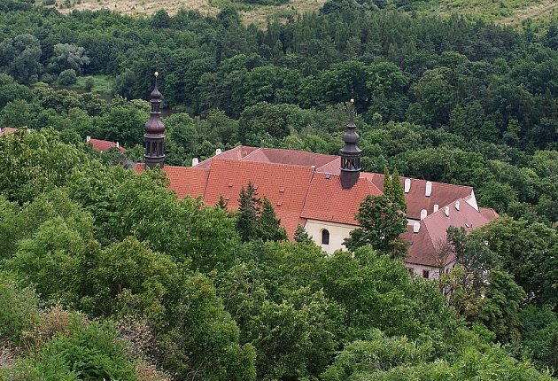 Pohled na františkánský klášter ze svahu Svatého vrchu, odkud během střetu u Kadaně v říjnu roku 1742 varaždínští hraničáři útočili na Francouze