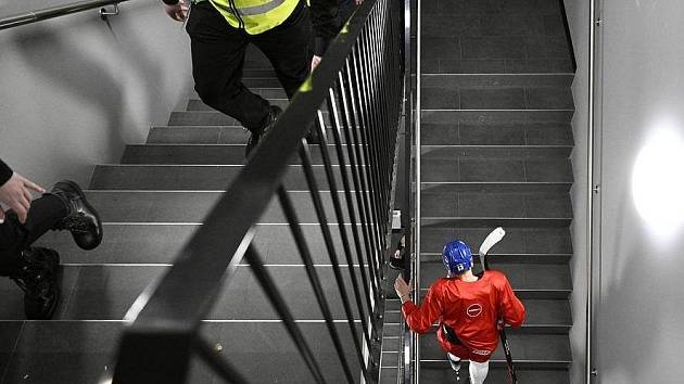 Útočník reprezentace Jakub Vrána se vydal z tréninku po schodech.
