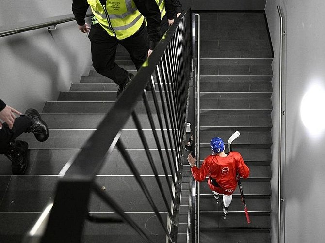 Útočník reprezentace Jakub Vrána se vydal z tréninku po schodech.