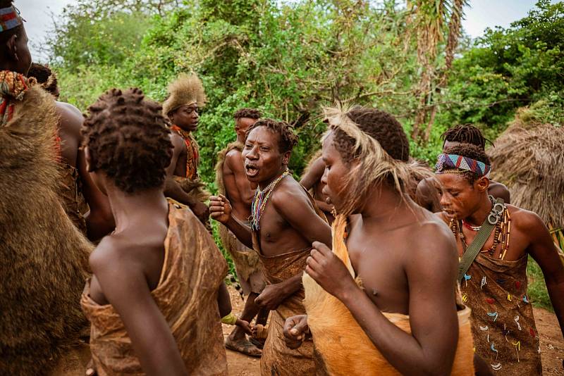 Lovci tančí v tanzánské buši.