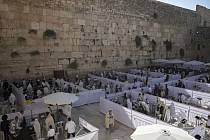 Ultraortodoxní Židé se modlí v oddělených sekcí u Zdi nářků v Jeruzalémě