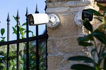 Kamerami si střeží svůj majetek stále více lidí. Jak se ale bránit, pokud máte obavy, že soused sleduje bystrým okem i váš dům? Na kamerový systém platí přísná pravidla.
