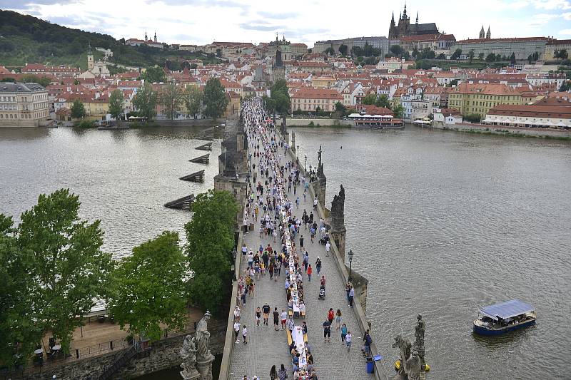 Sousedské slavnosti na Karlově mostě