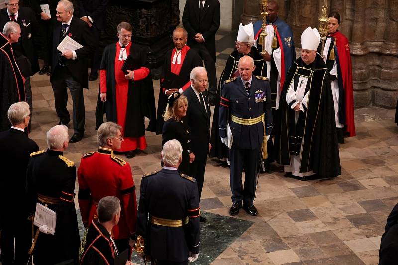 Pohřbu královny Alžběty II. se v Londýně zúčastnili i americký prezident Joe Biden a jeho žena Jill