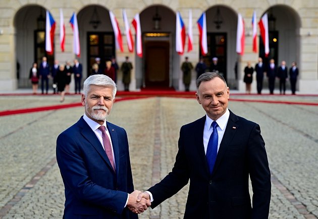 Nový český prezident Petr Pavel (vlevo) zahájil návštěvu Polska, kterou uskutečňuje na pozvání polského prezidenta Andrzeje Dudy, 16. března 2023, Varšava.