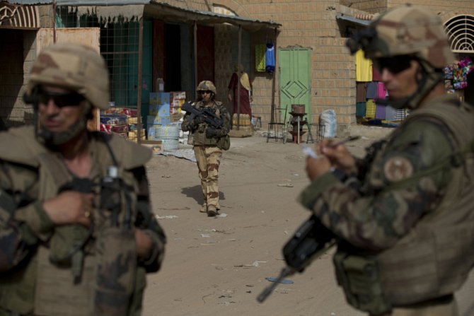 Francouzští vojáci hlídkují na tržišti v Timbuktu.