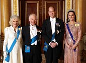 Britská královská rodina. Zleva: Camilla, Karel III., princ William, Kate