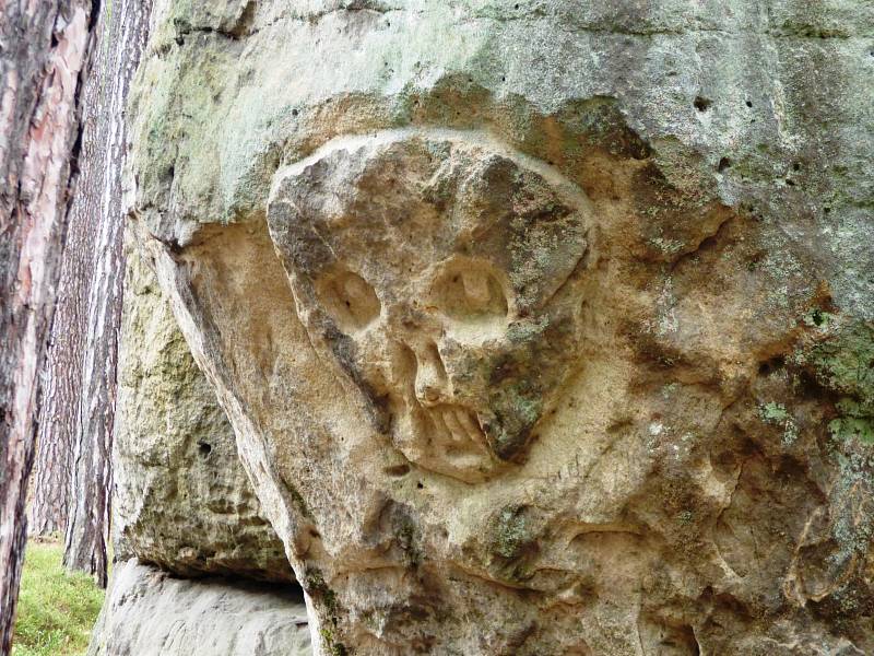 Reliéf Lebka ve skalní stěně