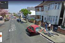 Britská ulice Fleetwood Avenue. Na snímku služby Google Street View z roku 2009 lze vidět pár držící se za ruce. Uživatel Twitteru Seán napsal, že jde o jeho rodiče. Zemřeli před několika lety.