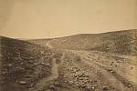 Údolí stínu smrti podruhé (Krymská válka, 1855). Pionýr válečné fotografie Roger Fenton. Vznikly dva snímky - cesta plná dělostřeleckých koulí a cesta bez nich